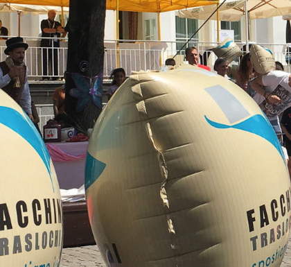 Werbekampagne auf dem Platz mit Luftballons von Facchini Verdi